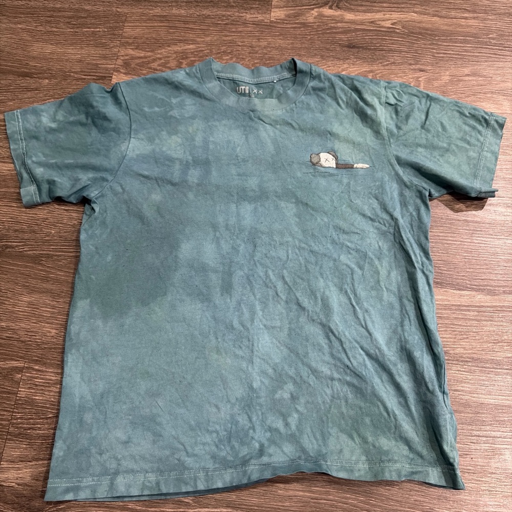 Green tie dye kaws x Uniqlo tshirt sz medium
